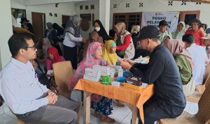 Pihak RSUD Karawang sedang memberikan obat kepada warga yang terdampak banjir