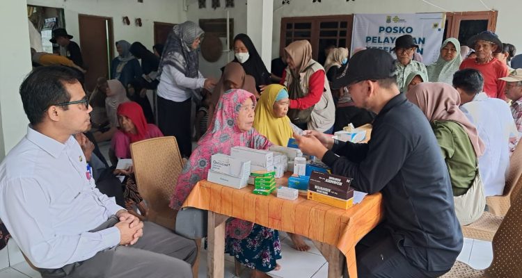 Pihak RSUD Karawang sedang memberikan obat kepada warga yang terdampak banjir